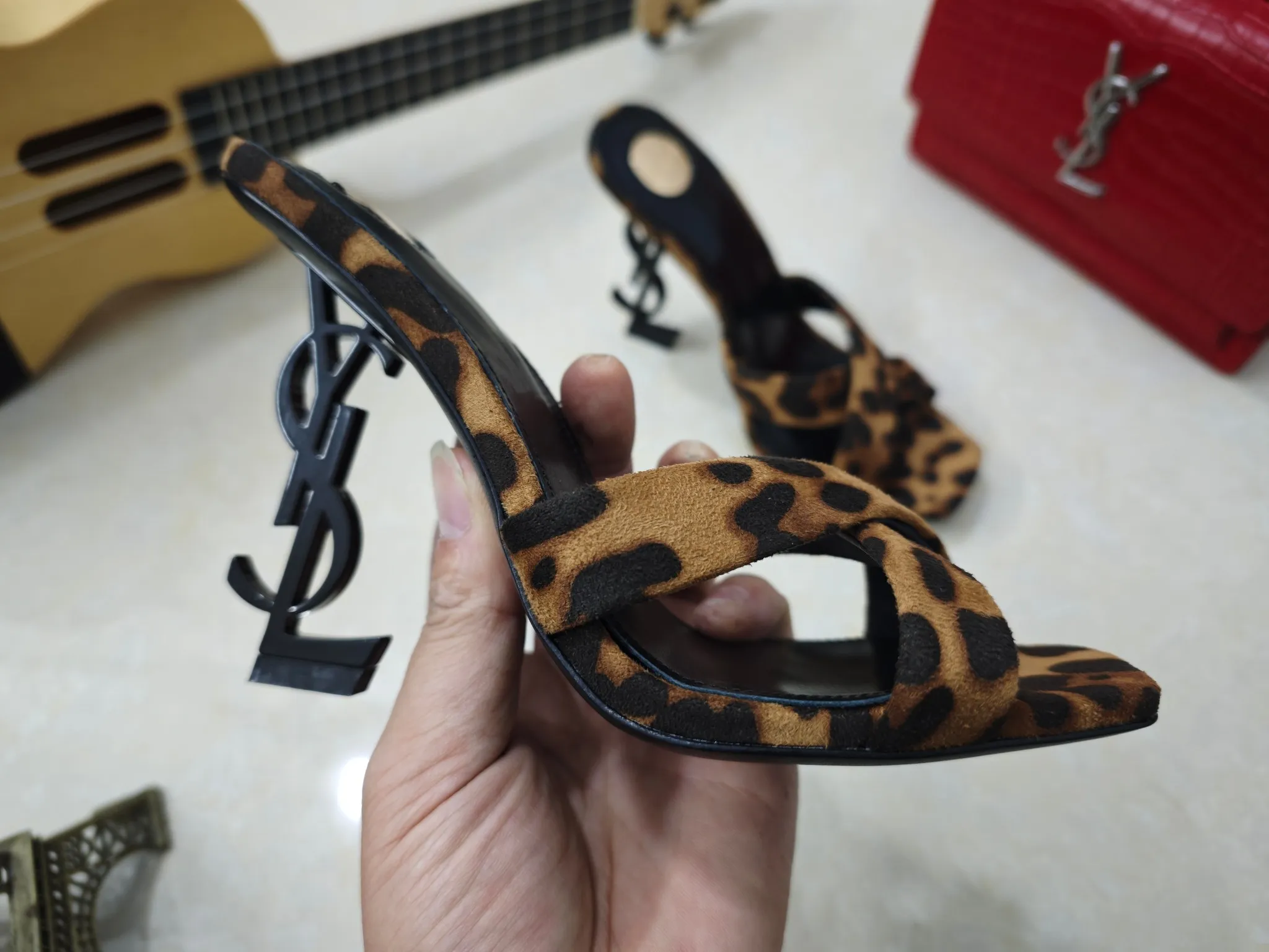 👟👟Ex-factory price 540👟👟【Saint Laurent】Yves Saint Laurent, high-heeled YSL high heels💃2025 early spring counter synchronizes the latest styles, YSL, decoration👠 Classic and high-quality glamorous masterpieces, the hottest autumn and winter series in the counter, with temperament, fashion, classic and attractive design style 😌The effect on the feet is particularly beautiful〰️, the materials are imported from Italy 🇮🇹 calf, imported black sheepskin, lining, and foot pads; sheepskin, stiletto high heels, size 35-41 (34.41.42 must be customized, non-refundable) outsole; imported genuine leather outsole, with full counter packaging